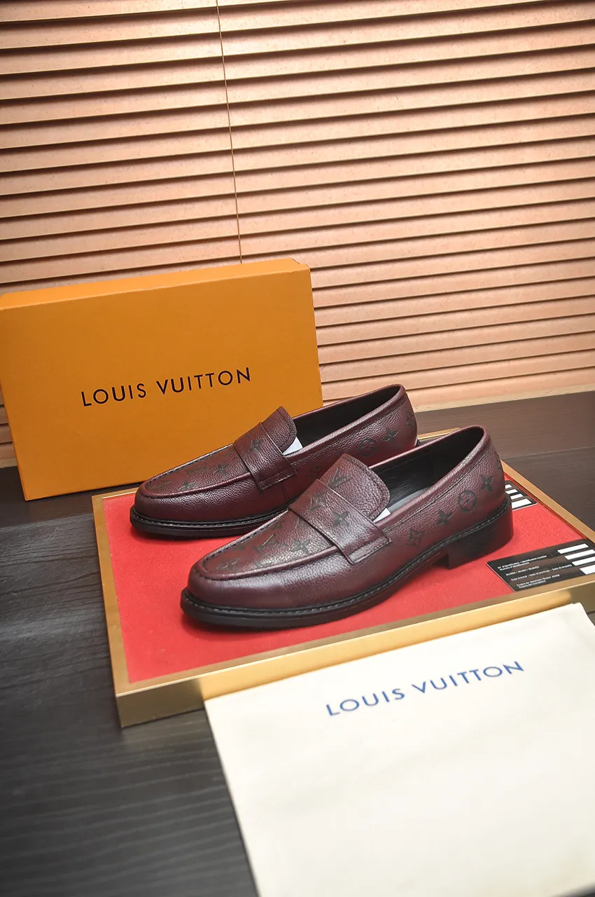 Men's men's shoes 💰460💶 [LV] (all high-end sheep lining) 🍀LV's latest genuine leather business suit shoes are launched simultaneously on the official website. The first-layer cowhide imported from Italy is made of heavy gold, 💥official website 1:1 rubber outsole. Versatile to wear, high-end without losing class, and the color combination is extraordinary. This four-season style is alluring when worn on your feet, showing off your big-name flair. Standard code 38-45 (45 customized)